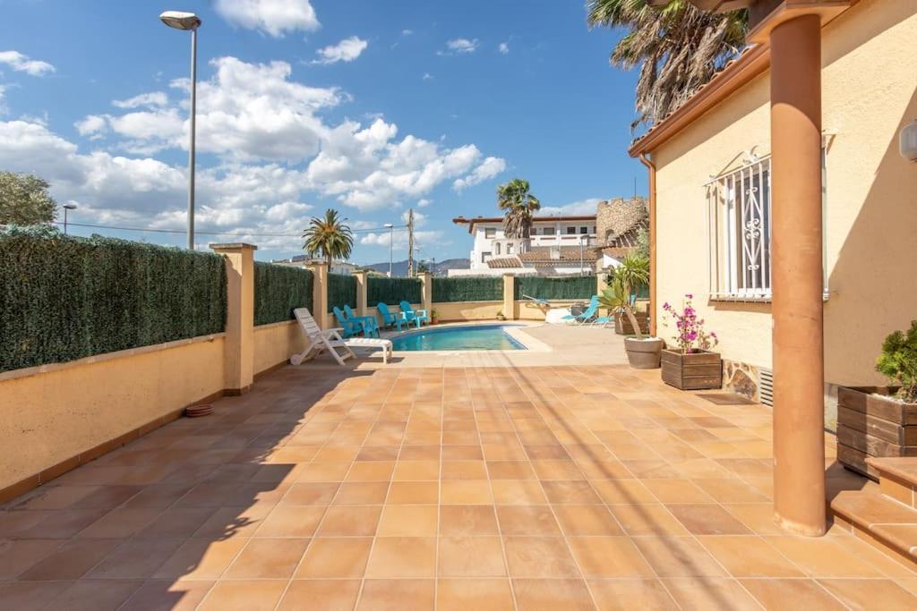 S46-Casa De Vacaciones Climatizada Con Piscina, En El Centro Junto Al Mar, Barbacoa Y Wiifi Емпуриабрава Екстериор снимка